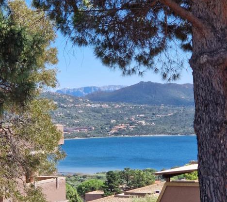 Una finestra vista mare in Costa Smeralda
