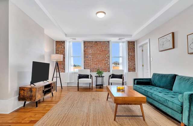 Uncle Sam's Hideaway |Nearby Colleges & Hospital|Personal Workspace|Pet Friendly