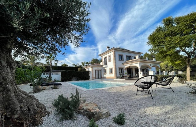 🌴 Uncover Paradise: Majestic 4-Bed Villa 🌴 New Pool & Enchanting Gardens 🌴