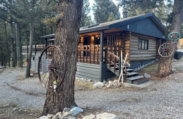 UNDER NEW MANAGEMENT Hideout in the Mountains with HOT TUB