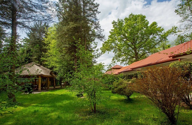 Under Oak 2 double rooms / option up to 20 person in total. Breakfast on request