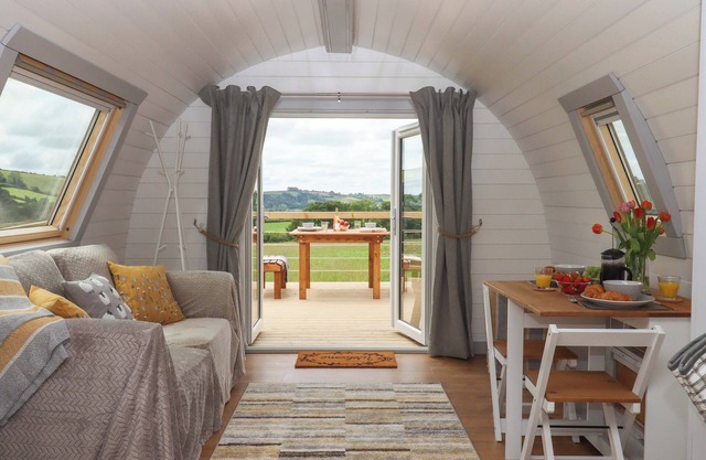 UNDER OAK POD, pet friendly, with hot tub in Totnes