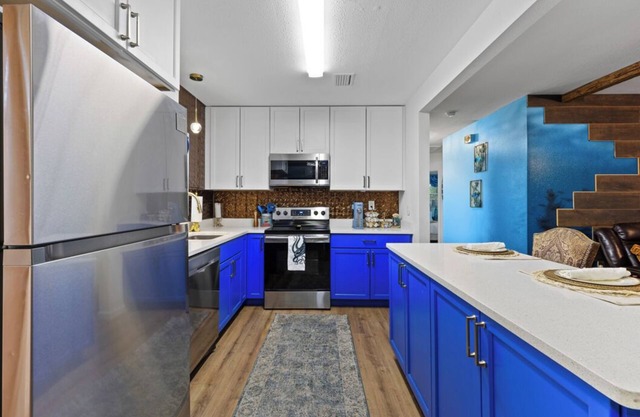 Underwater Home w/Game Room ~6 min to Stadium & Downtown/2 King Beds &Fire Pit