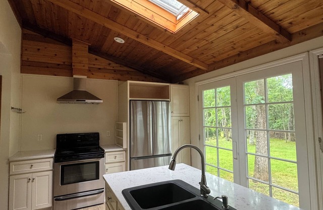 Unfurnished Hamptons home 3 min walk to beach
