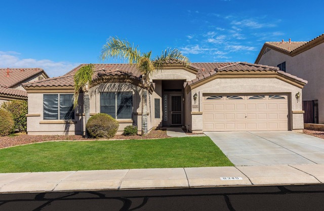 Unfurnished home in family-friendly North Phoenix! 3 Bed + Den, 2 Bath
