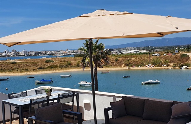 Einzigartige Ufergegend in einem charmanten Fischerdorf mit großer Terrasse und 300 m zum Strand