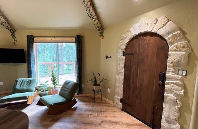 Unique 1-bedroom Woodland Cottage near Red Rocks- WiFi, AC, Kitchen, Sleeps 4