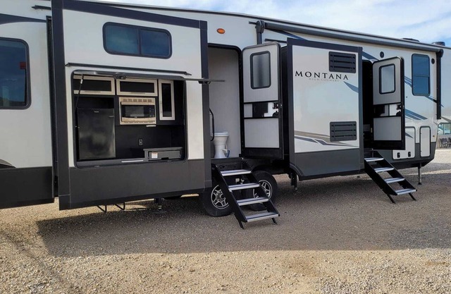 Unique 2BR 5th Wheel Getaway - Horse Ranch Views - Wi-Fi & A/C