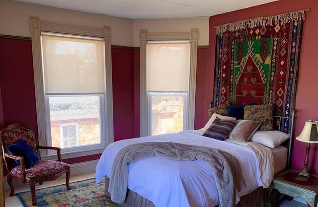 Unique 2BR, kitchen & work space - walk to River!
