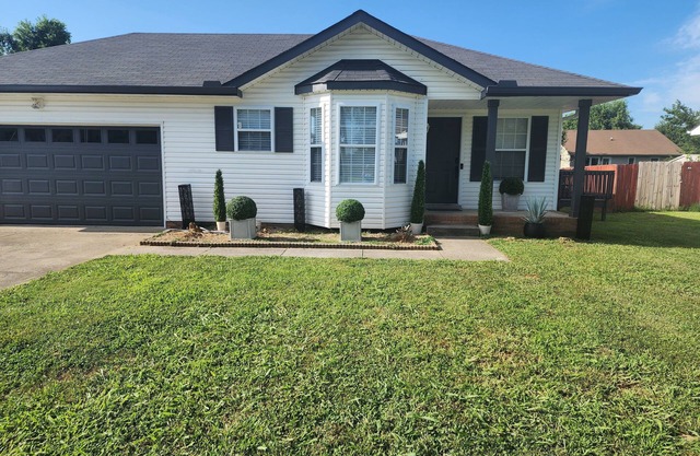 Unique 3-bedroom chic home in Clarksville with great attractions near Nashville!