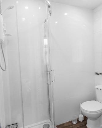 Unique 3 Bedrooms, 3 Ensuite, FREE WiFi, Private Parking