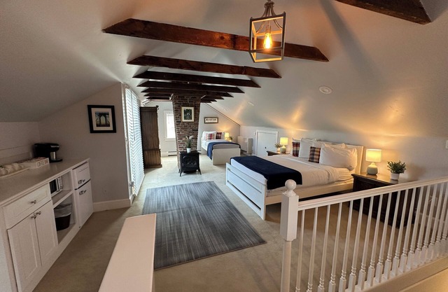 Unique 3rd Floor Loft 1 Queen Bed/ 1 Twin Bed/ 1 Bath/ Pullout Sofa/ Dog Friendly