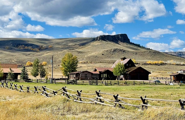Einzigartige pferdefreundliche Ranch mit 40 Wechselstrom, renoviert 1850 Miners Cabin w / 3000 SF Addition