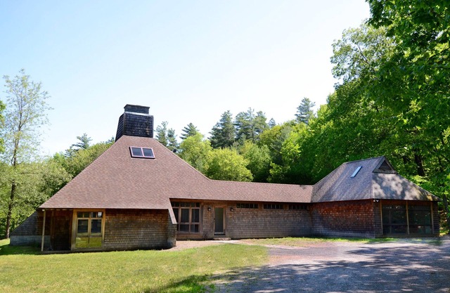 UNIQUE! 40 Pvt. Ac. Fireplace, Grill, Enclosed Heated Pool & Hot Tub
