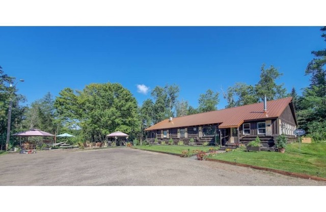 Unique and charming, exquisitely themed Log Cabin