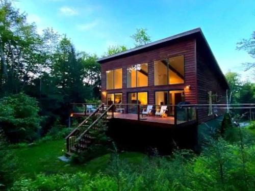 Unique and Private 25ft Waterfall House in Hunter