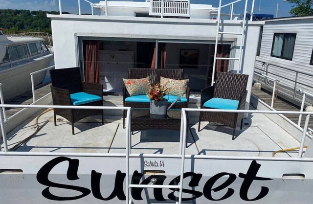 Unique and Serene "Sunset" Houseboat for 4