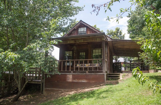 Einzigartiges Künstlerhaus auf dem Gelände des Taylor Inn und Big Truck Theatre