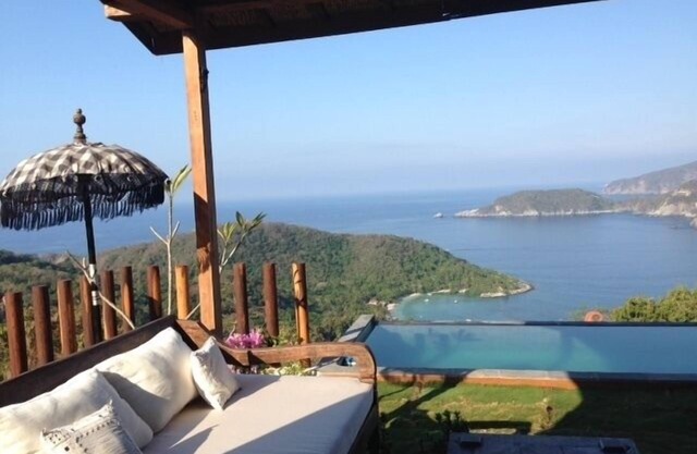 EINZIGARTIGES BALINESSE HAUS, AUSBLICK AUF DEN OZEAN UND ZIHUATANEJO BAY