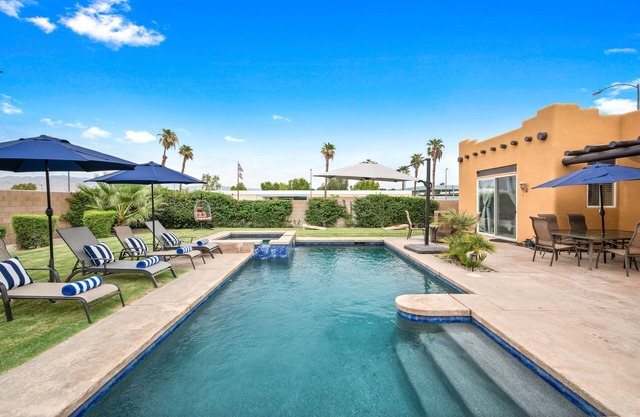 Unique Bermuda Escape with Pool/Spa & King Size Bed!