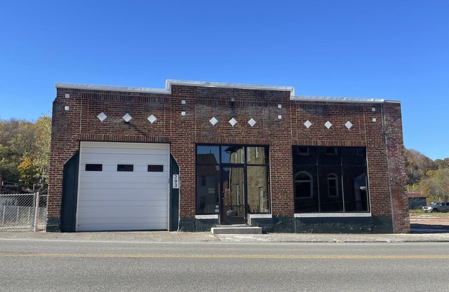 Unique building stay! 5 bedrooms, garage for ATVs, large parking area!