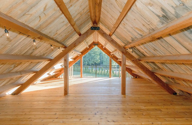 Unique Cabin with family size living & huge covered deck area