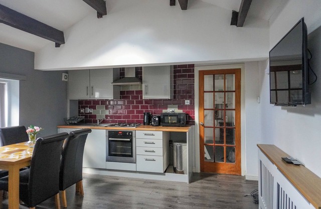 Unique Cottage 2 bed Flat Headingley Leeds, Near to Leeds Universities and Shops
