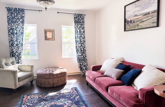 Unique Cottage - Dog Friendly - Close to Purina