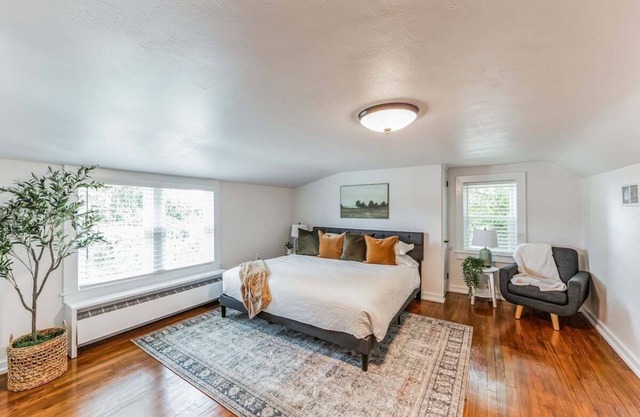 Unique Cottage + King Bed + Kids toy room