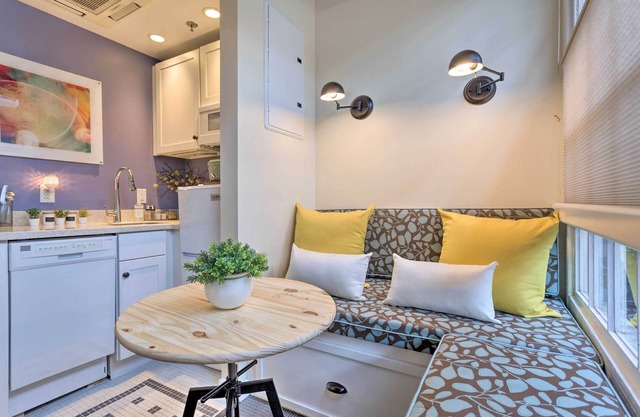 Unique & Cozy Downtown Studio in Historic Mall!