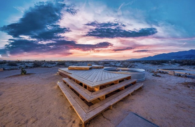 Unique cozy retreat near Joshua Tree Park Pool/ Hot tub