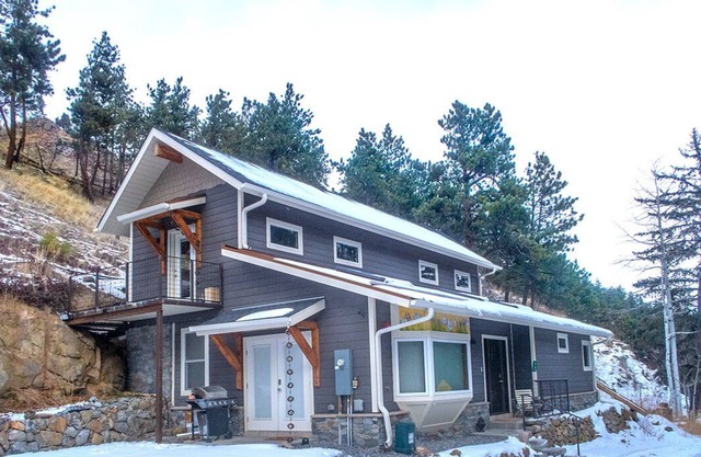 Unique Custom 2-bedroom house in the mountains