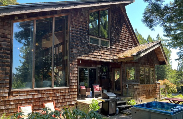 Unique custom-built, ultra private home, dog-friendly, ocean views, hot tub