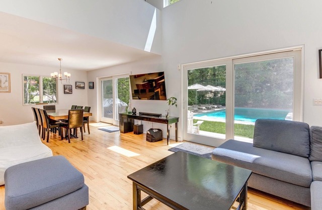 Unique East Hampton Vacation Oasis !