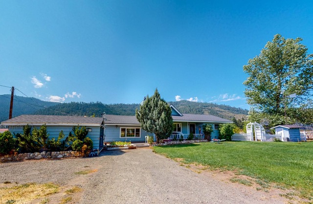 Unique, Family-Friendly Home w/ Incredible Views, Private Hot Tub, & Pool Table