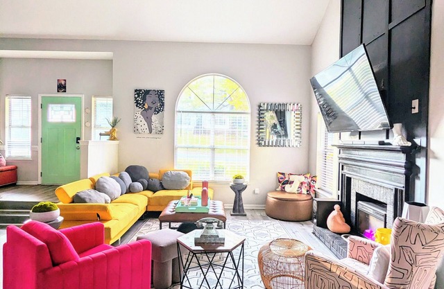 Unique Art Gallery Home in Charlotte Outdoor Theater Firepit 12 Min Downtown