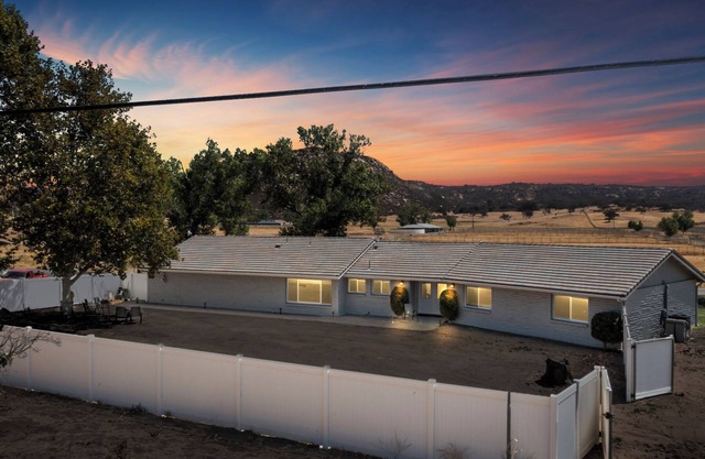 Unique Historic Ranch House - Quiet Getaway with views of the Golden Eagle Farm