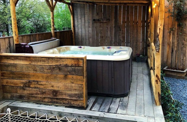 Unique holiday home in Bastogne with bubble bath