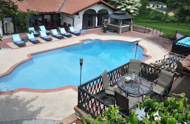 Tolles Haus in Pocono, 5 BR / 5 BA, privates beheiztes 50 'Schwimmbad, 80 min nach NY