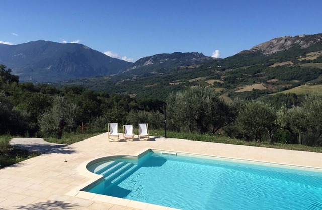 Einzigartiges Haus mit Wohnturm und Swimmingpool, Blick auf die Berge, Stille, kinderfreundlich
