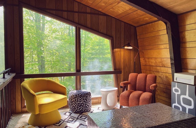 Unique Interior-Designed Chalet - Fireplace / Lake / Pool / Beach / Fire Pit