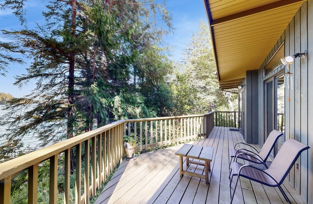 Seegrundstück w / riesige Terrasse, Zugang zum See und schöne Aussicht - 1 Hund willkommen!