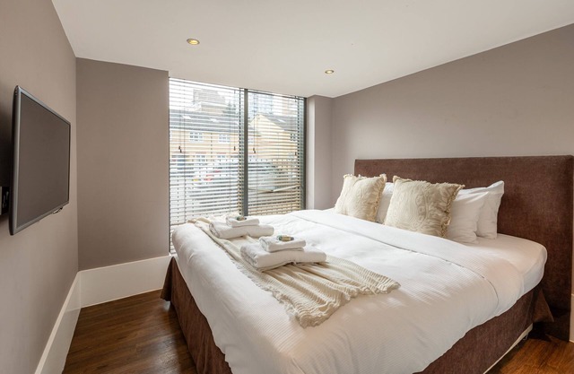 Unique loft style apt, 3DBR, Battersea