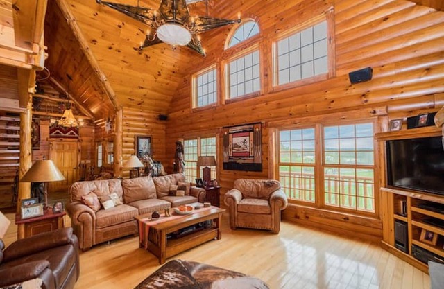 Unique Log Cabin, Riverfront, minutes to Saratoga