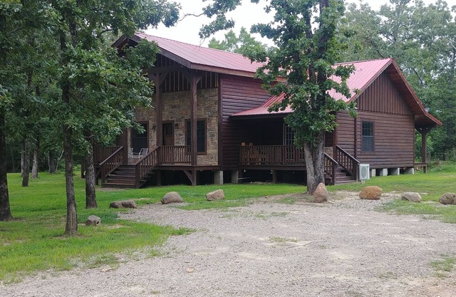 Einzigartiges Blockhaus in den Wäldern in der Nähe von Billy Creek eingebettet.