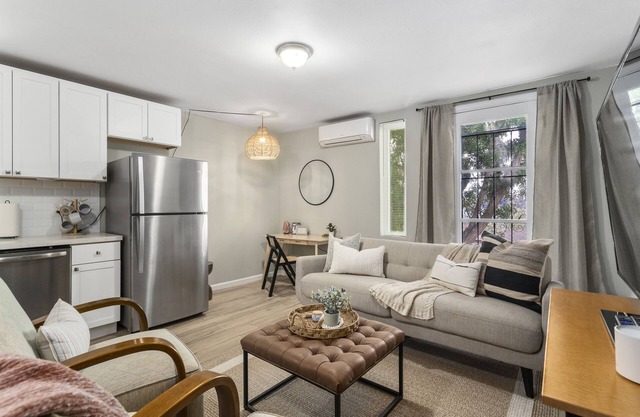 Unique Modern Studio- Centrally located; Pet Friendly; AC