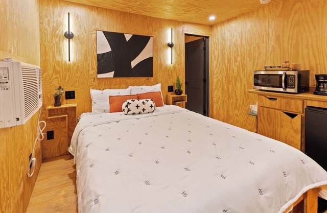 Unique "NEW" Studio Retreat - Hot Tub - Mins to Downtown, PHX Airport & ASU