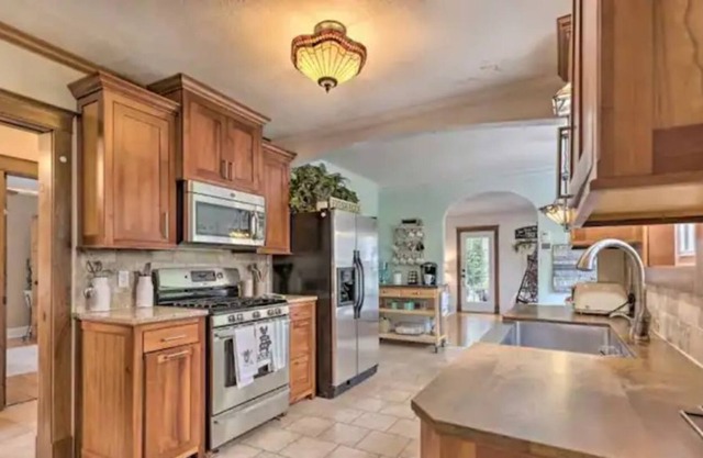 Unique Ozarks retreat w/ private hottub & backyard
