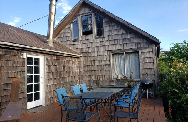Unique Redwood home built 1920 with hot tub & short walk to the Elk beach