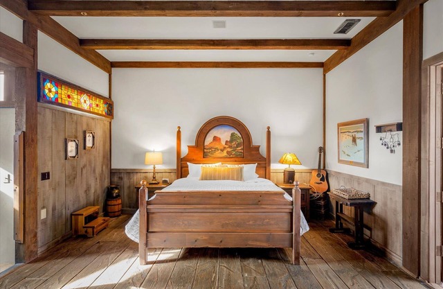 Unique romantic villa in the heart of The Village of Oak Creek next to Bell Rock